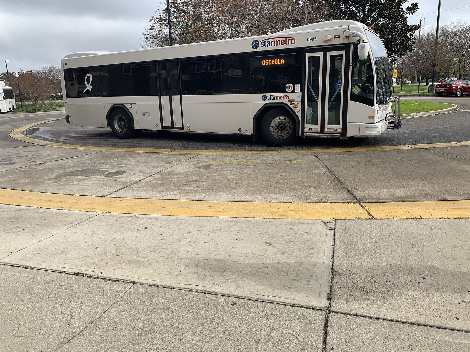 A StarMetro city bus, number 905, pulling up to a stop in Tallahassee