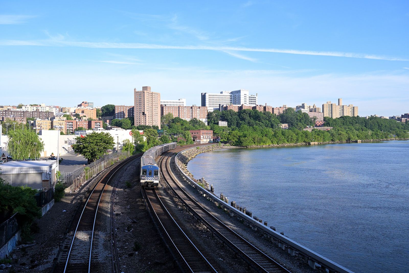 A Manhattan-bound Metro-North Hudson Line train of M7A cars rounding the curve east of Marble Hill in the Bronx, seen from the Broadway Bridge