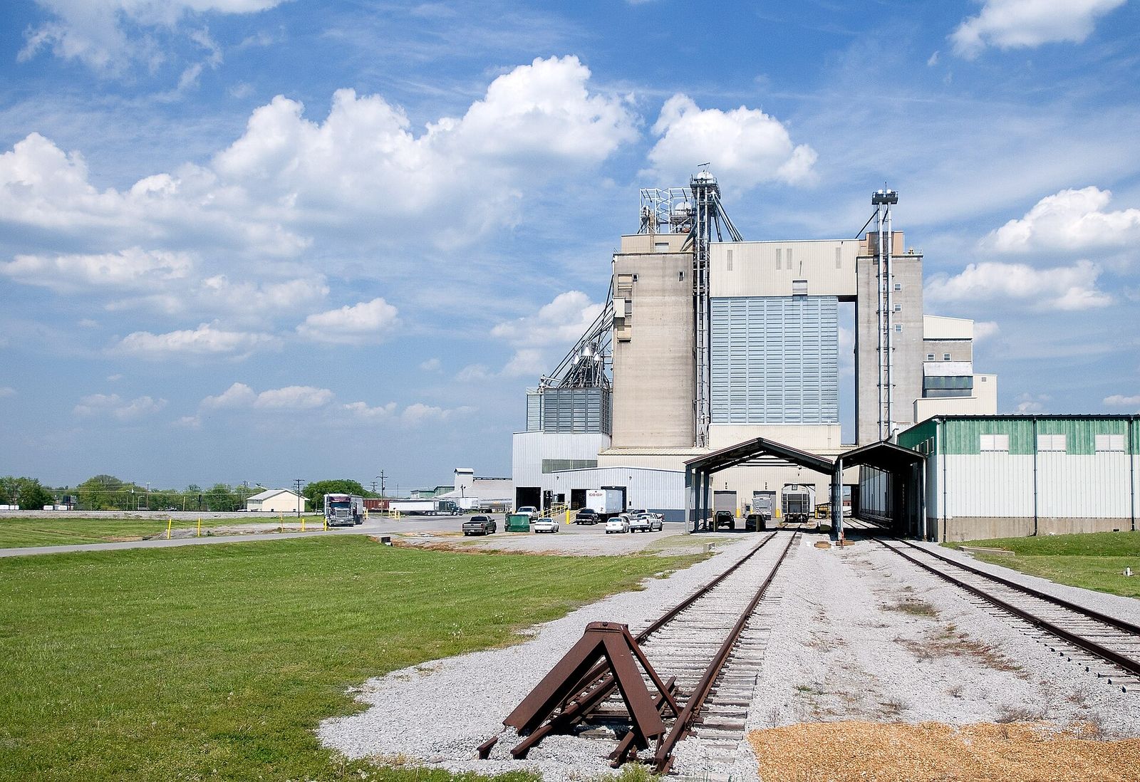 The feed mill at the Tennessee Farmers Cooperative headquarters in La Vergne, with rail tracks in front