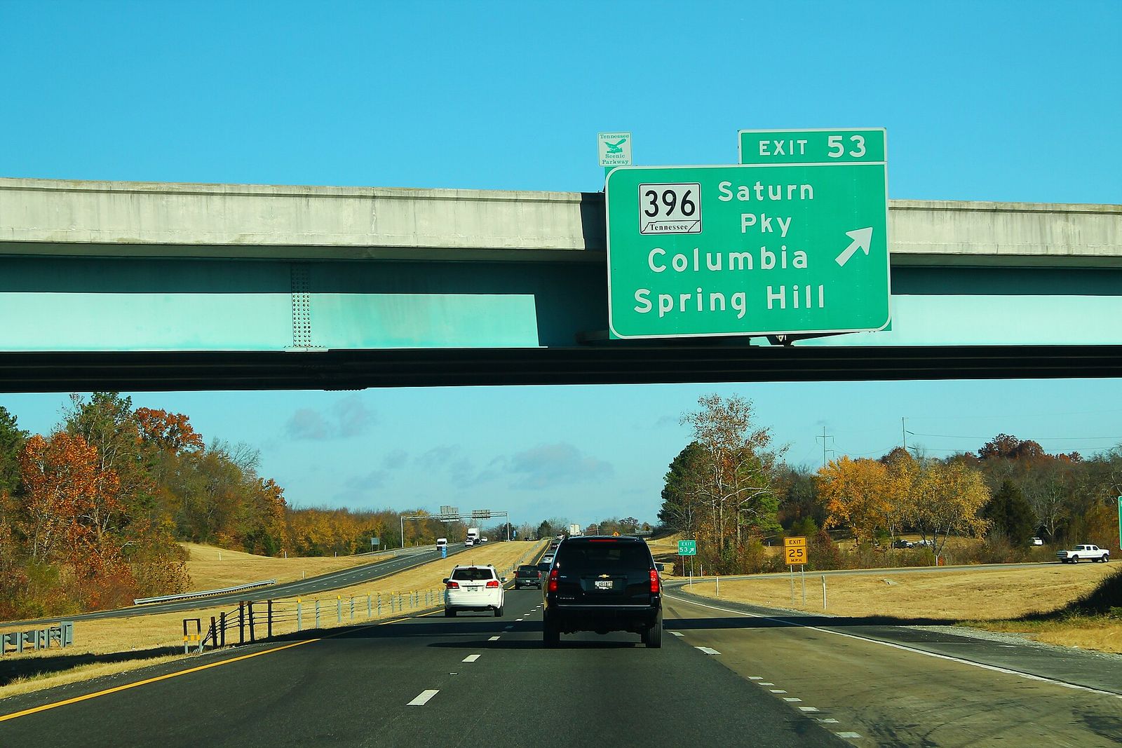 Green I-65 sign for exit 53 to Saturn Parkway, Columbia and Spring Hill