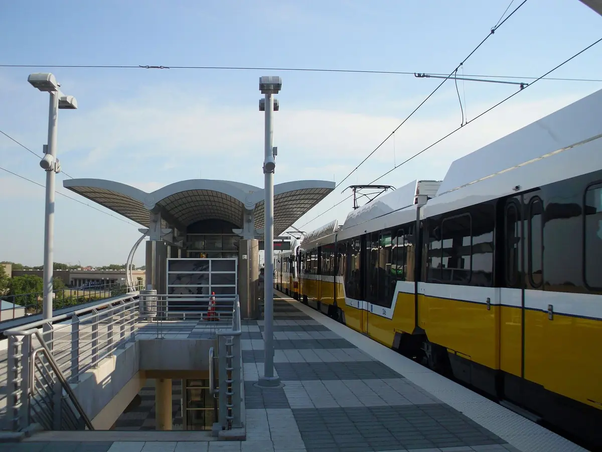 A DART Green Line light rail train arriving at Southwestern Medical District/Parkland Station in Dallas
