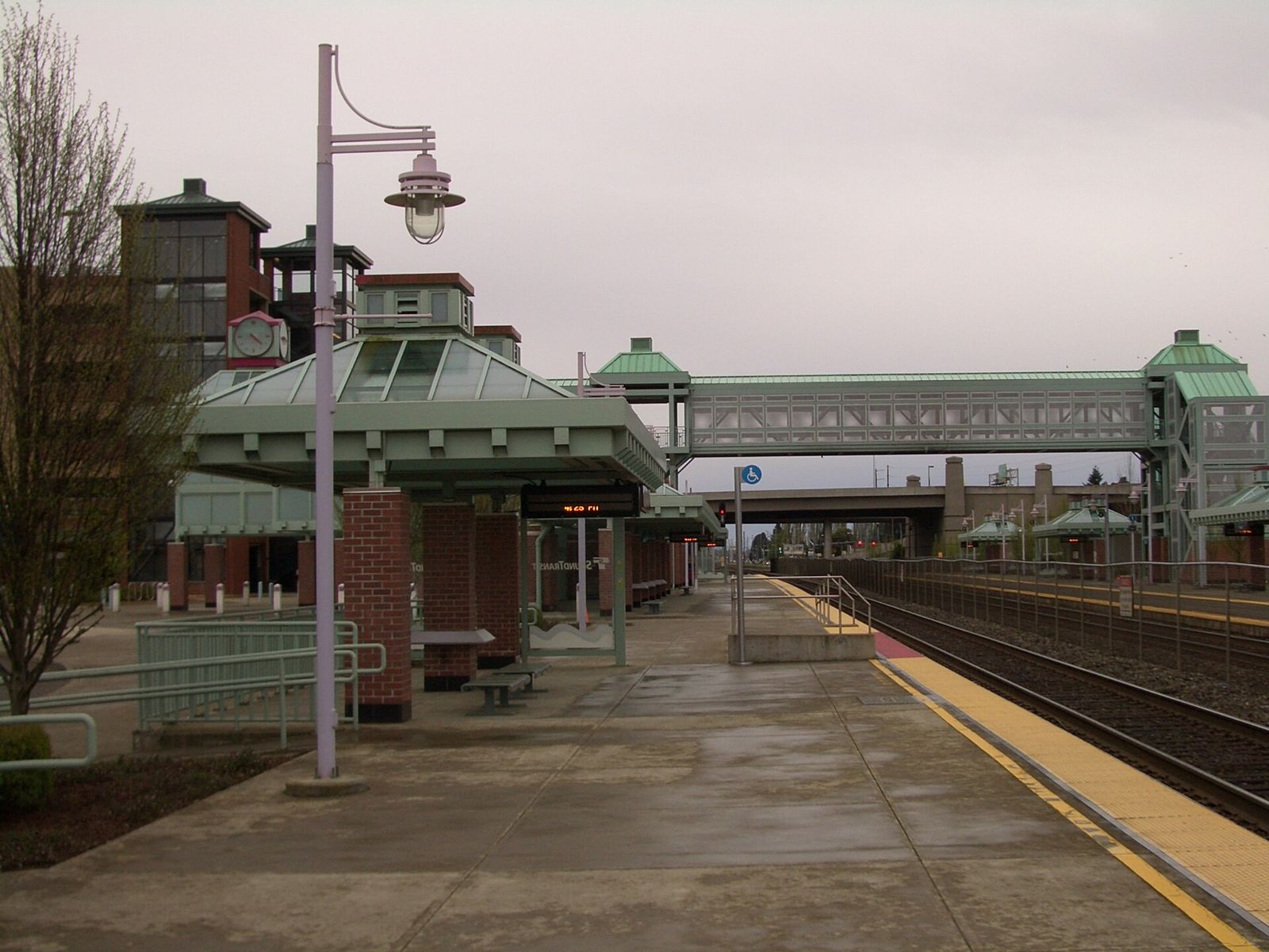 The platform and pedestrian bridge at Auburn's Sounder station