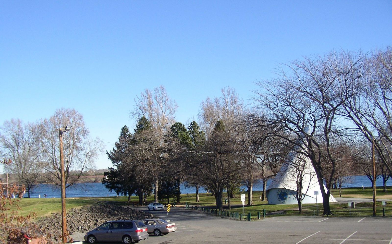 Trees and lawns at Howard Amon Park beside the Columbia River
