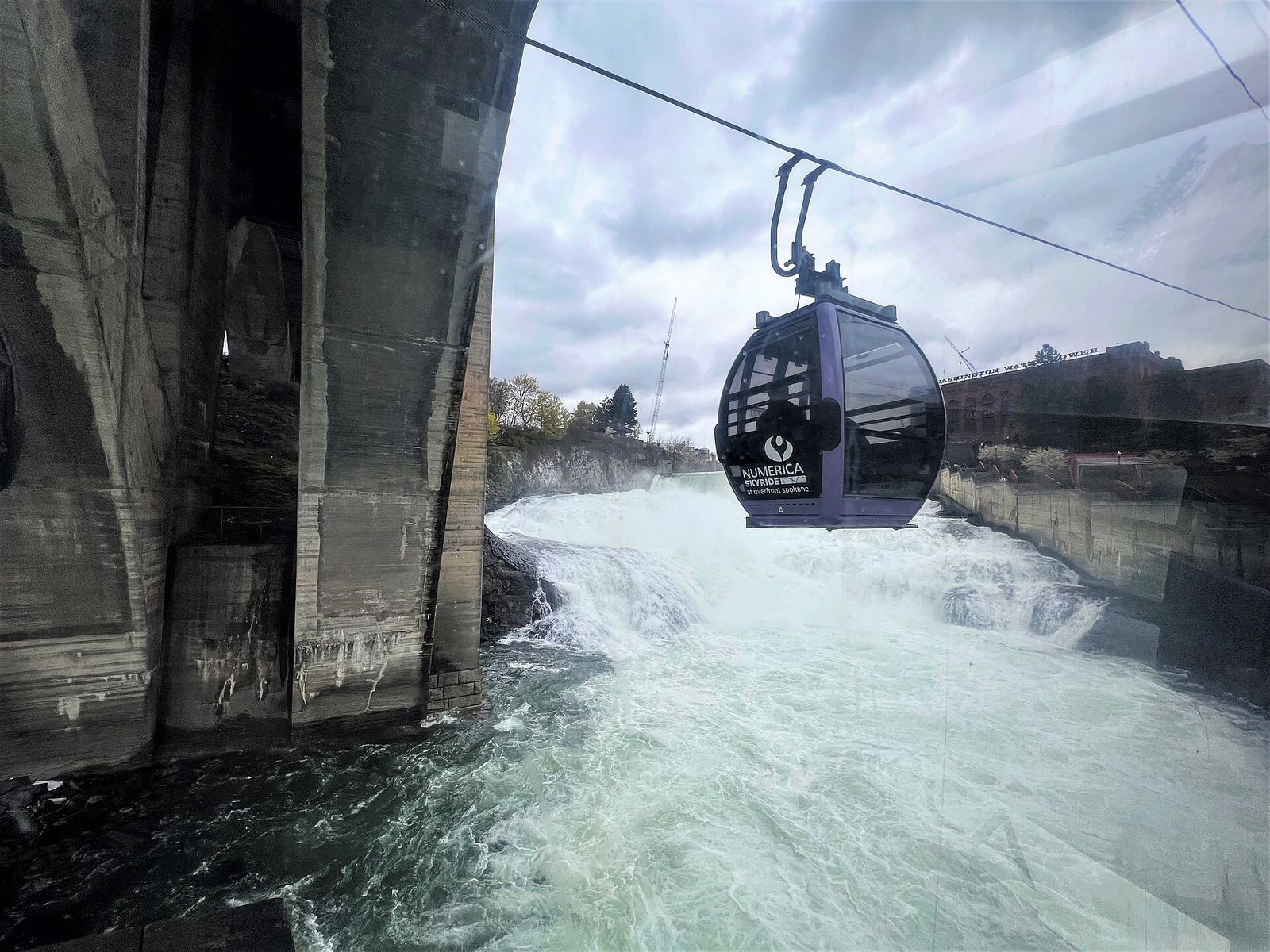 A Riverfront Park Skyride gondola above the Spokane Falls