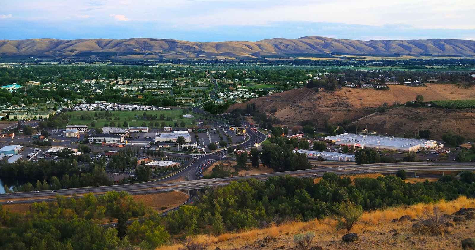 Yakima and the surrounding ridges seen from Lookout Point